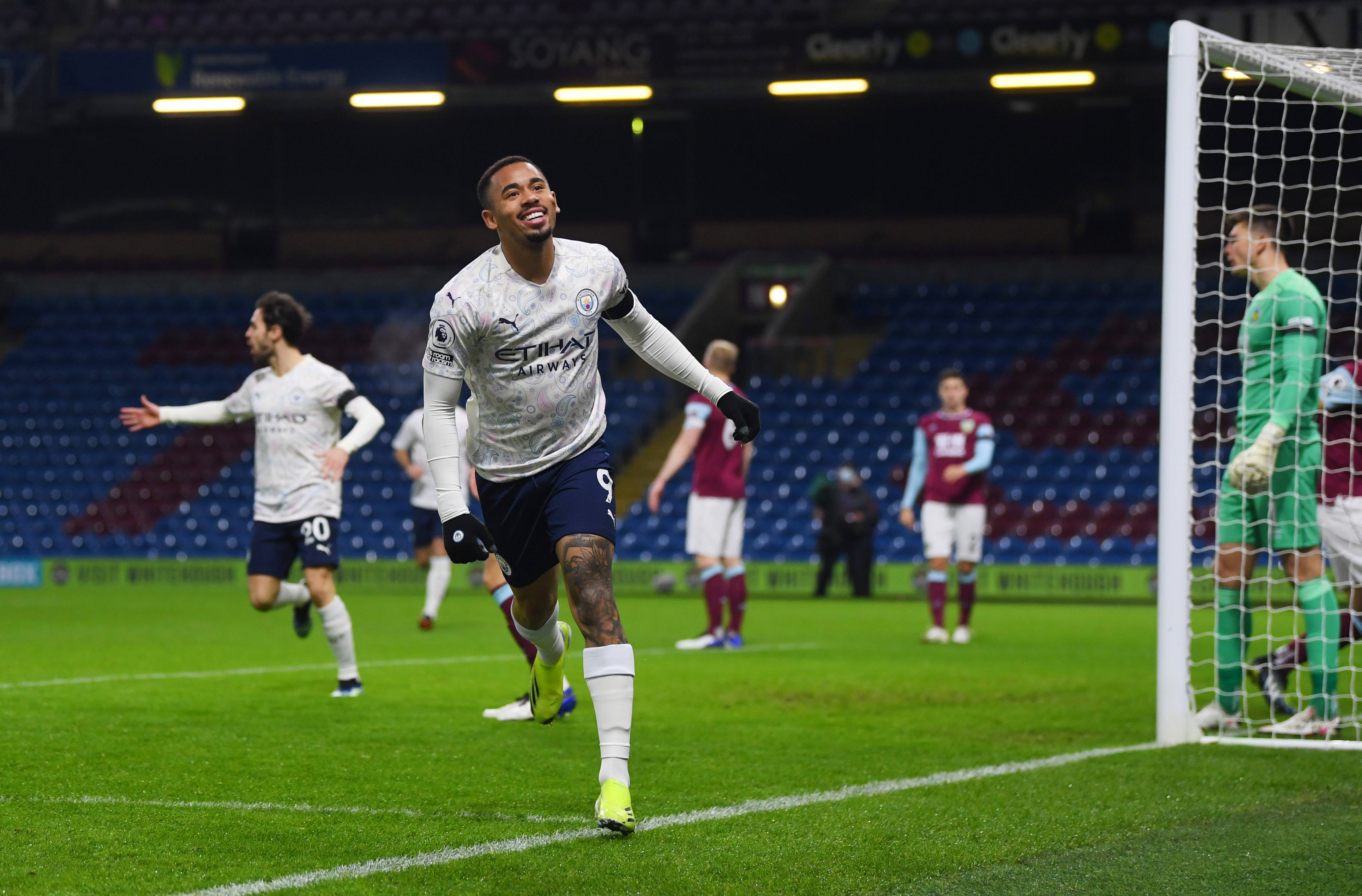 包含伯恩利在紧要关头取得关键胜利，士气大增的词条