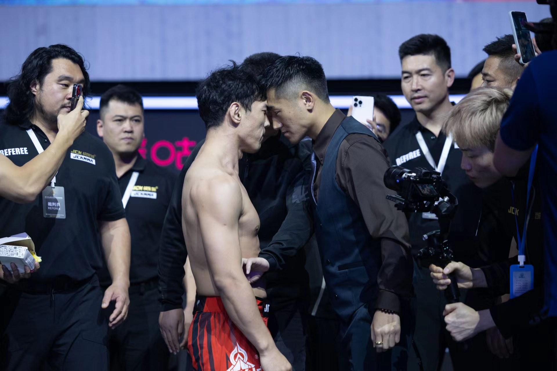 开云体育官方网站-运动员们跨越艰难困境，向前挺进