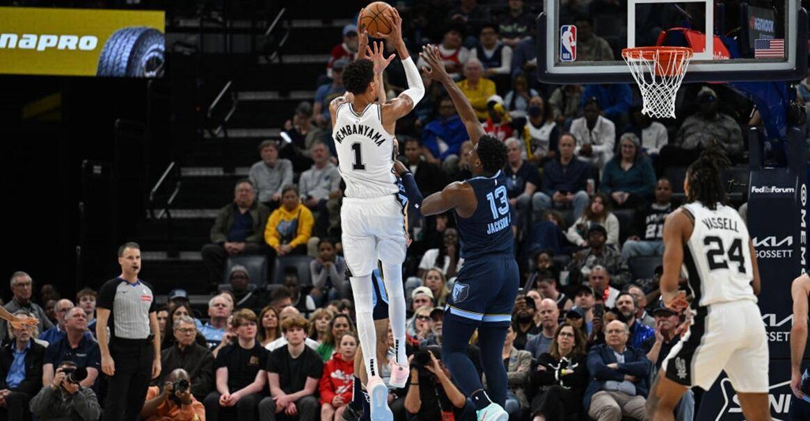 雄鹿战胜灰熊,再次展现出色表现 雄鹿战胜灰熊,再次展现出色表现