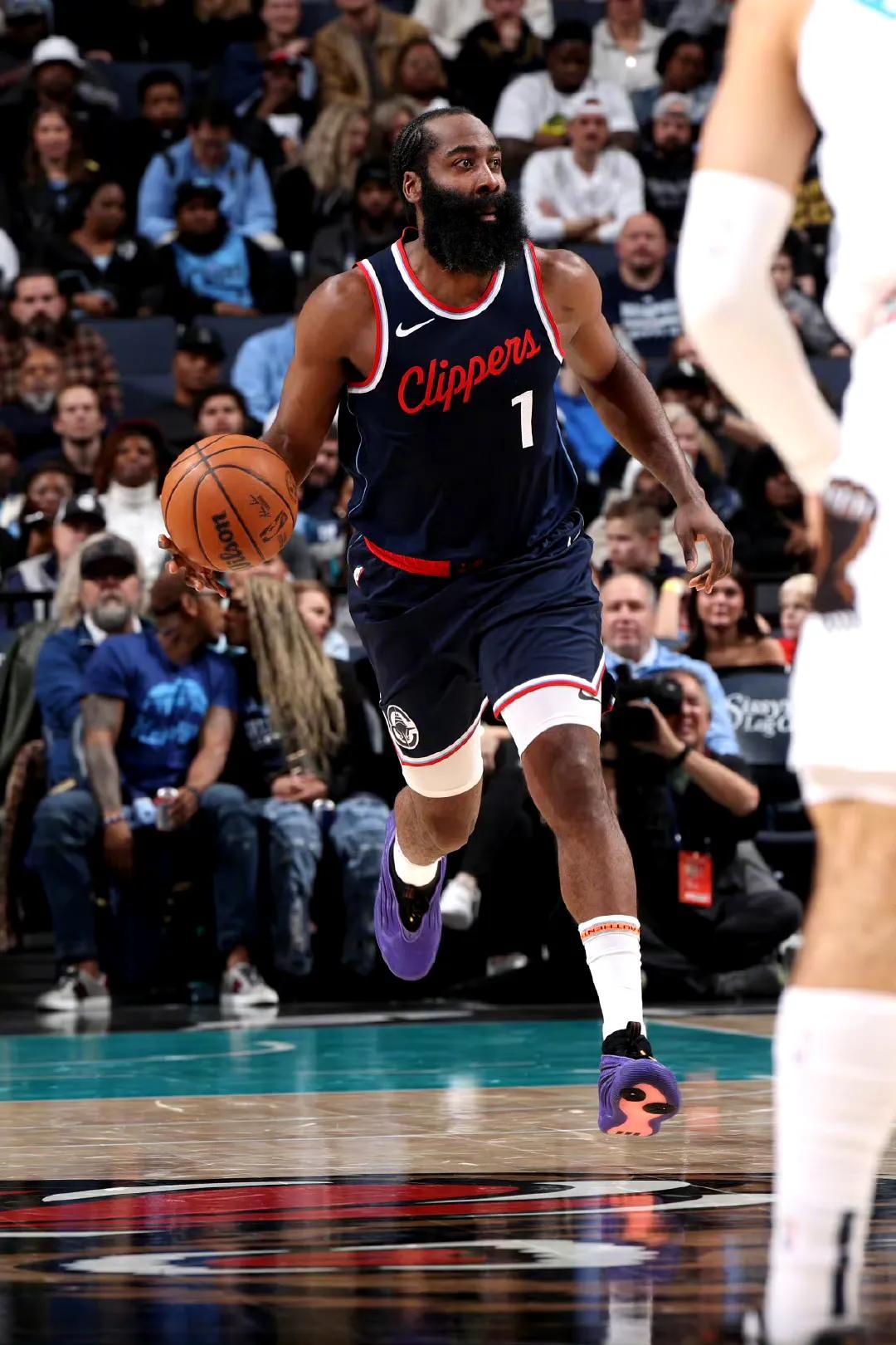 球场上战火依旧燃烧势不可挡的简单介绍 球场上战火依旧燃烧势不可挡的简单介绍