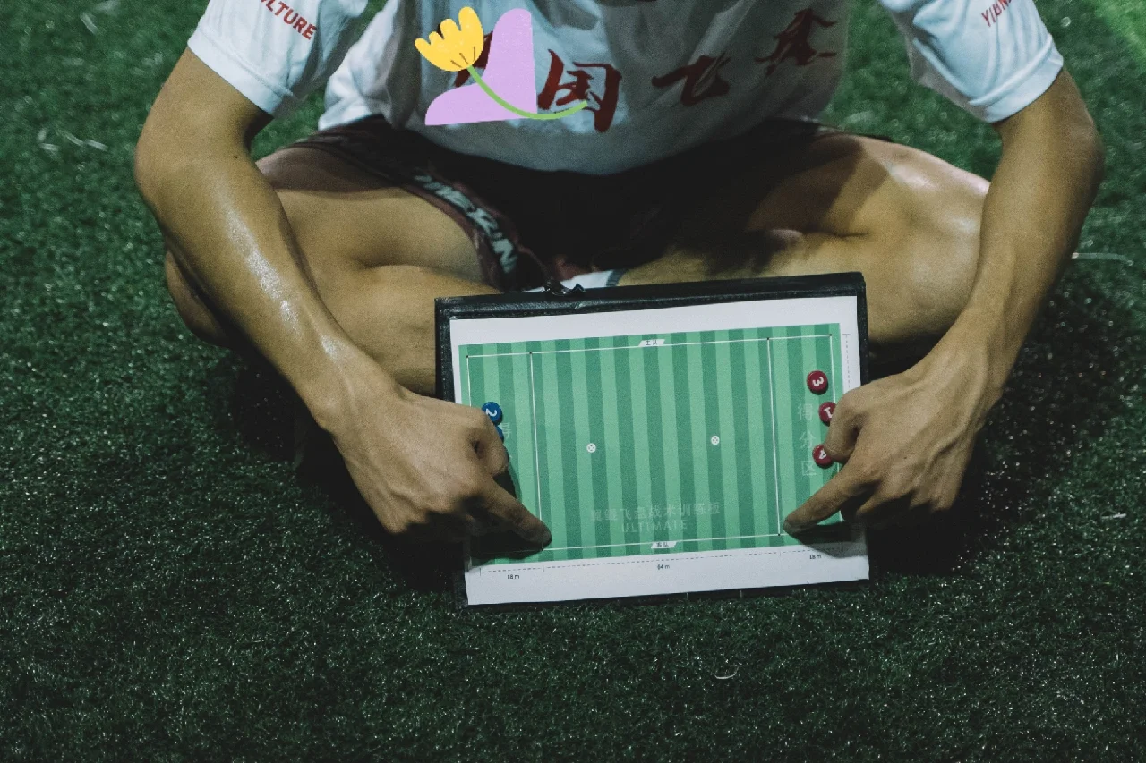 开云体育登录-队员步入篮球竞技场，展现战斗武魂