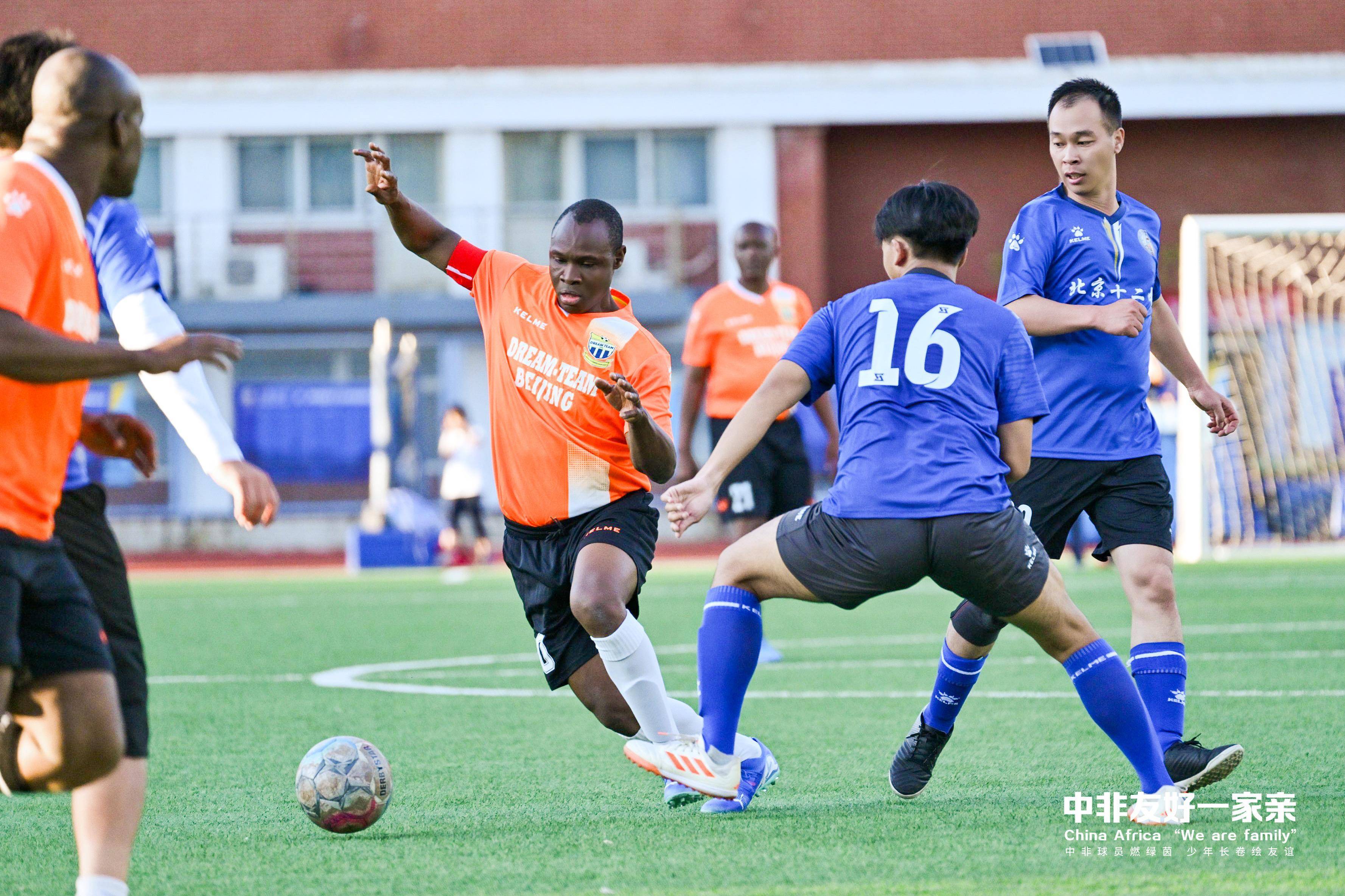 非洲球员获得荣誉,成为国内足球偶像 非洲球员获得荣誉,成为国内足球偶像