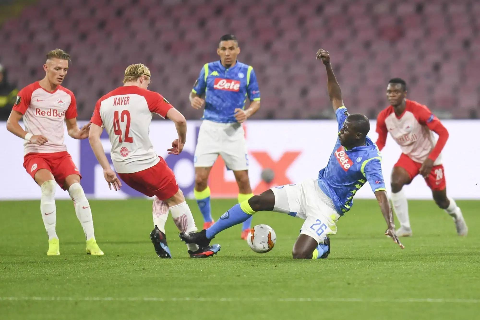 开云体育入口-足球赛场上万众瞩目，球员技艺精湛