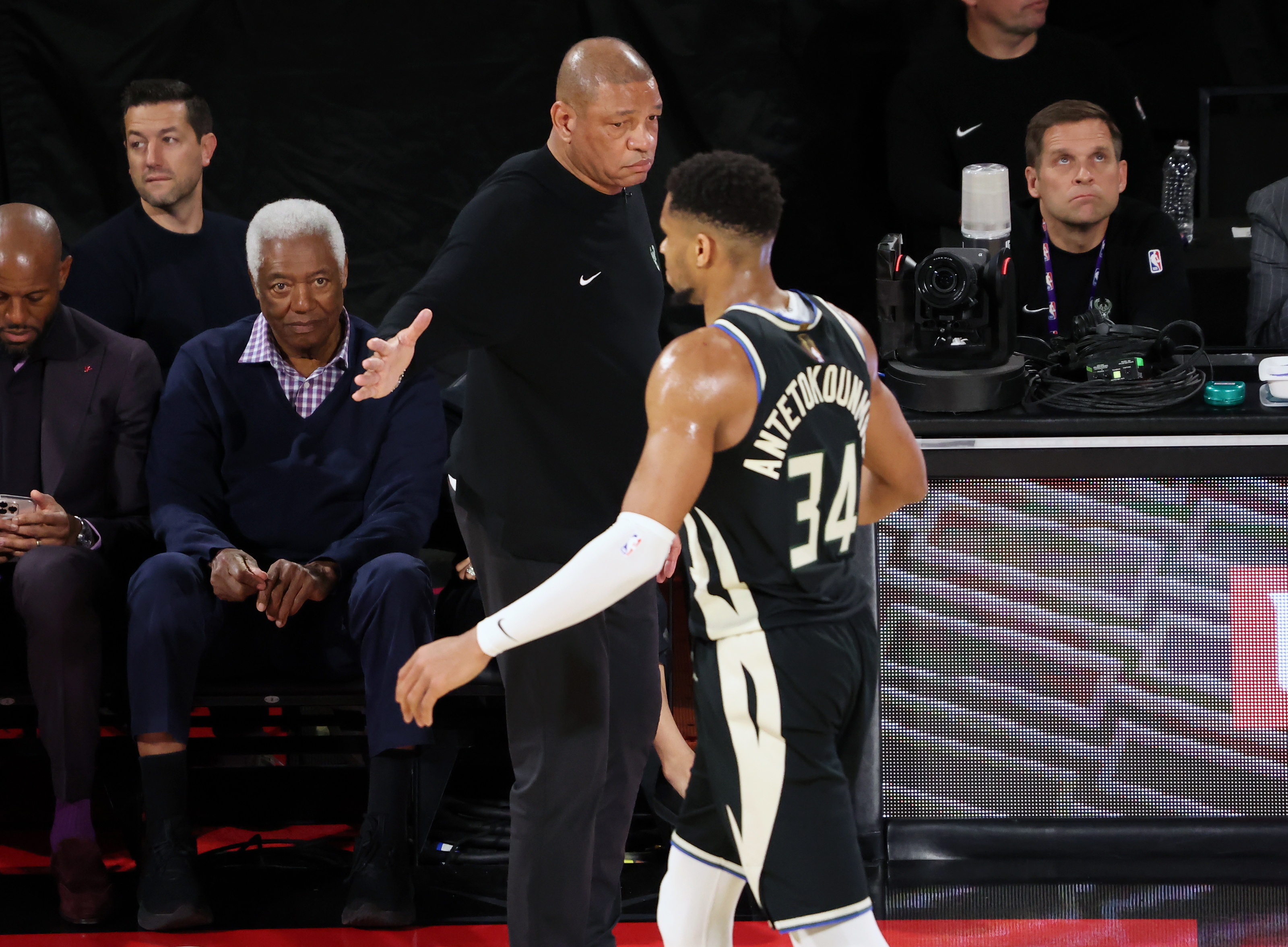 关于雄鹿力克76人,字母哥全面发挥带队取胜的信息 关于雄鹿力克76人,字母哥全面发挥带队取胜的信息