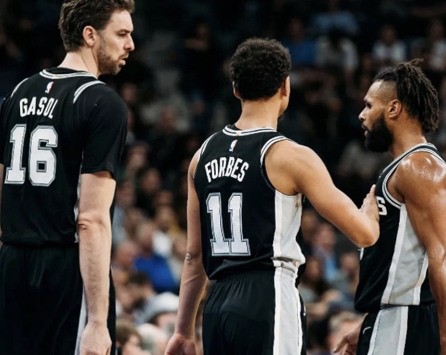 开云体育中国-老鹰强势拿下马刺，布克成为关键先生