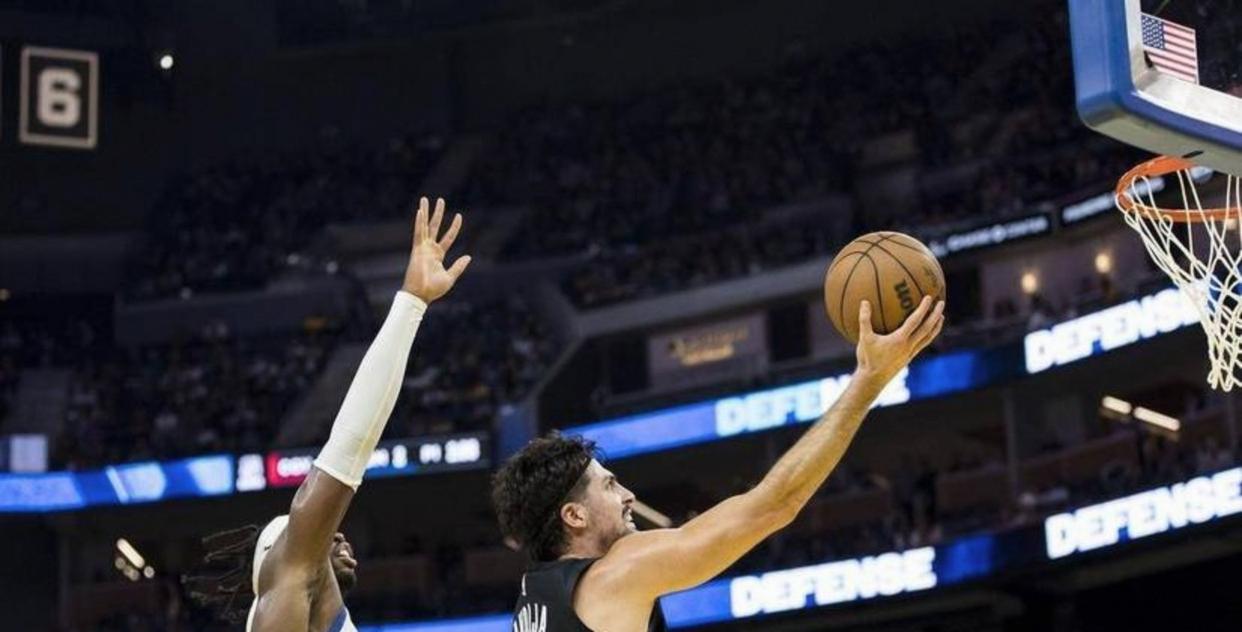 开拓者对阵北京队,戈贝尔压力下完成爆发 开拓者对阵北京队,戈贝尔压力下完成爆发